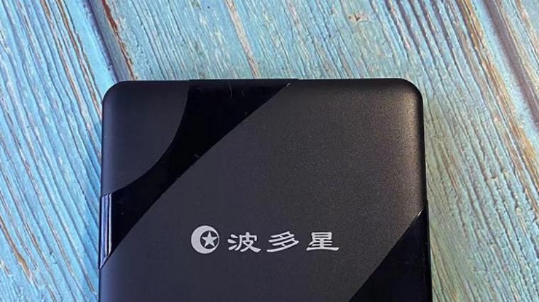 找到电视的HDMI接口，接上电视机顶盒即可看高清影视