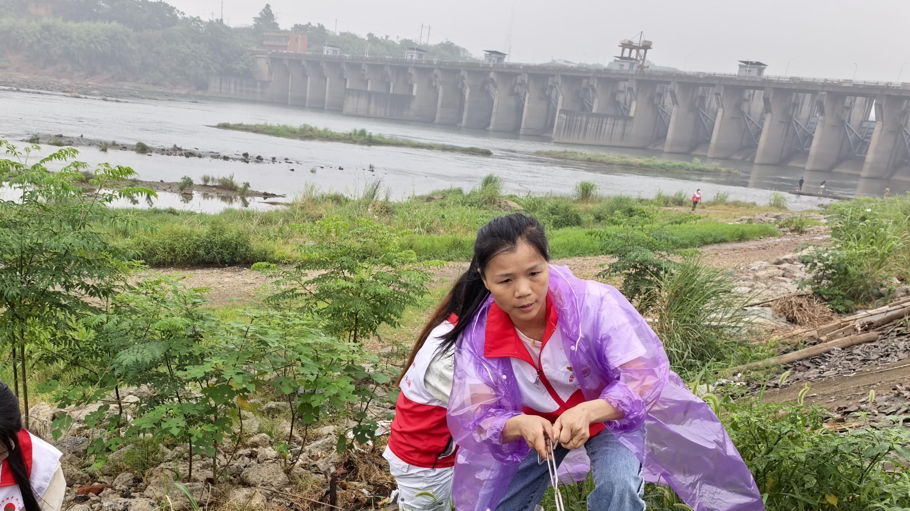 志愿净滩护耒水！ “耒小清”开展河岸清洁志愿服务活动