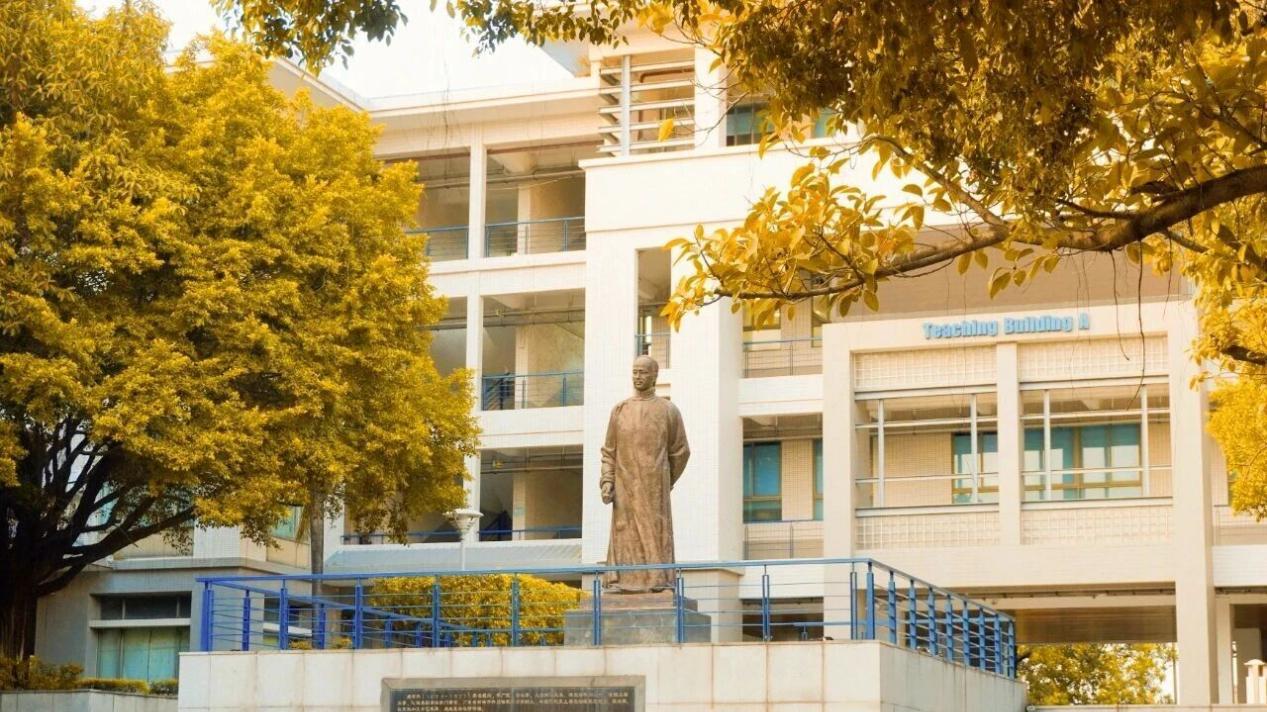 华南师范大学怎么样？全国首个！为AI+教育建了一座“实体工厂”