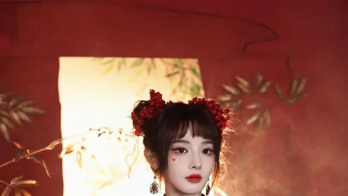 彭小苒拍的新杂志好红好美好喜庆！网友：新年鸿运壁纸