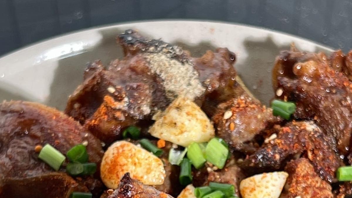 当椒盐牛肋条邂逅菠萝：一场咸香与清甜的味蕾邂逅