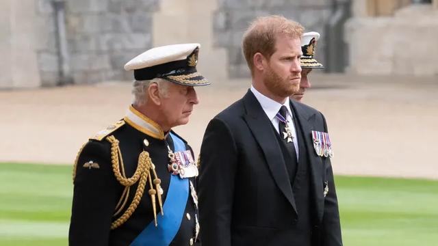 据曝光，哈里曾对父亲查尔斯爆粗口要钱，查尔斯：“我不是银行”