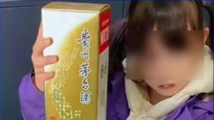 摆拍 “50 元换名酒”：流量骗局终落空，纯真不容消费