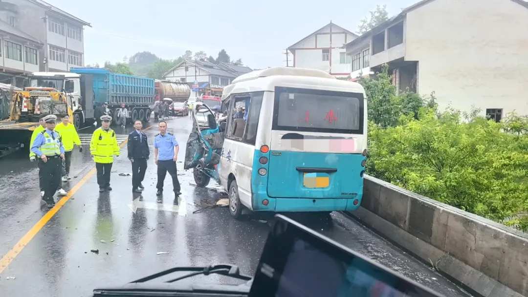 货车与客车相撞致2人被困，遵义消防紧急营救！