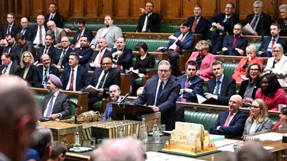 斯塔默访华归国后，吐槽英国行动慢，在英议会大战污蔑中国的议员