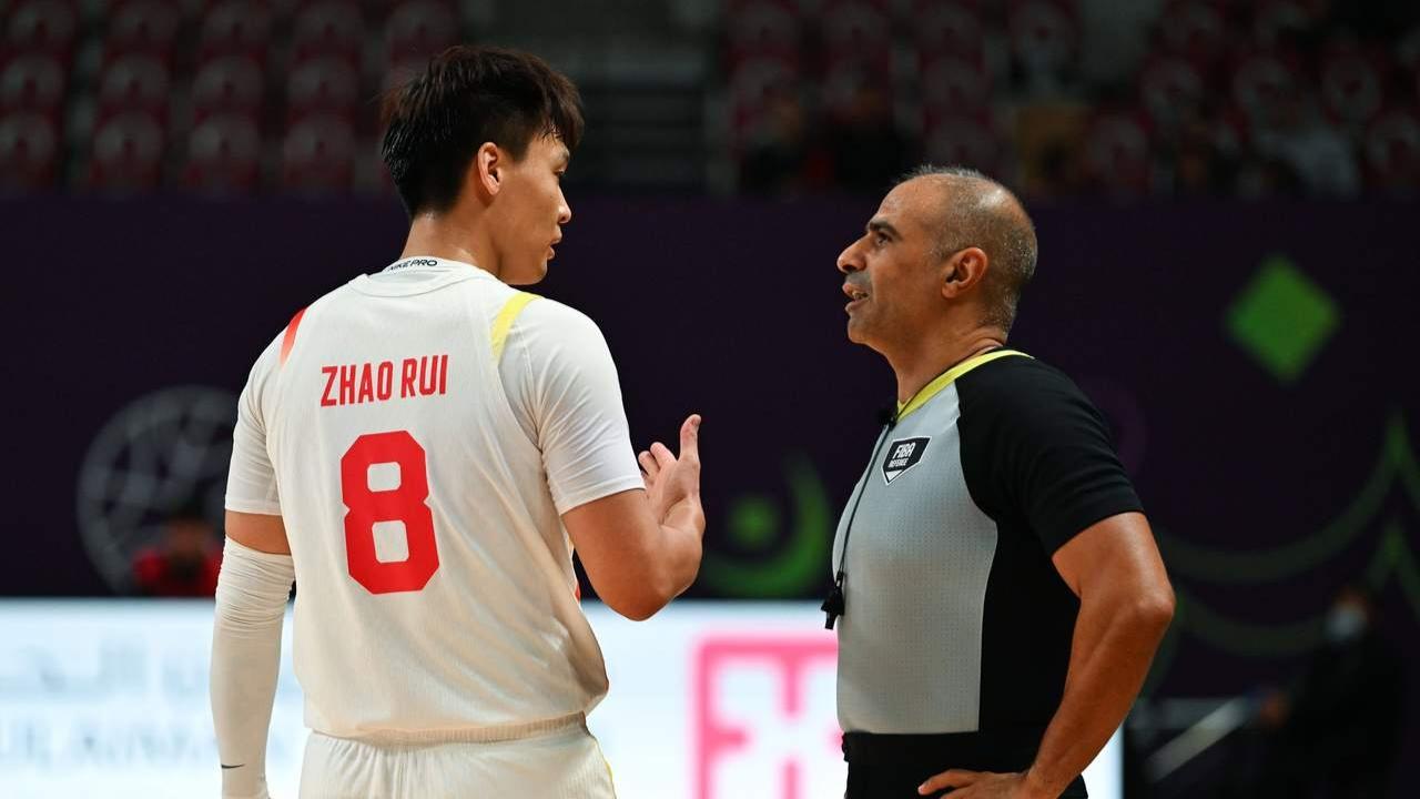 前男篮队长13中2险成罪人，屡次和裁判较劲！