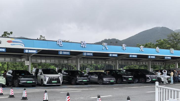 凭什么？明明可以加油，高速充电桩被插混增程霸占，纯电无电可充