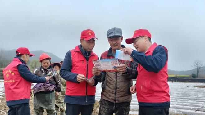 安徽省池州市东至县：护航春耕“暖心伞” 泥泞田间“志愿红”