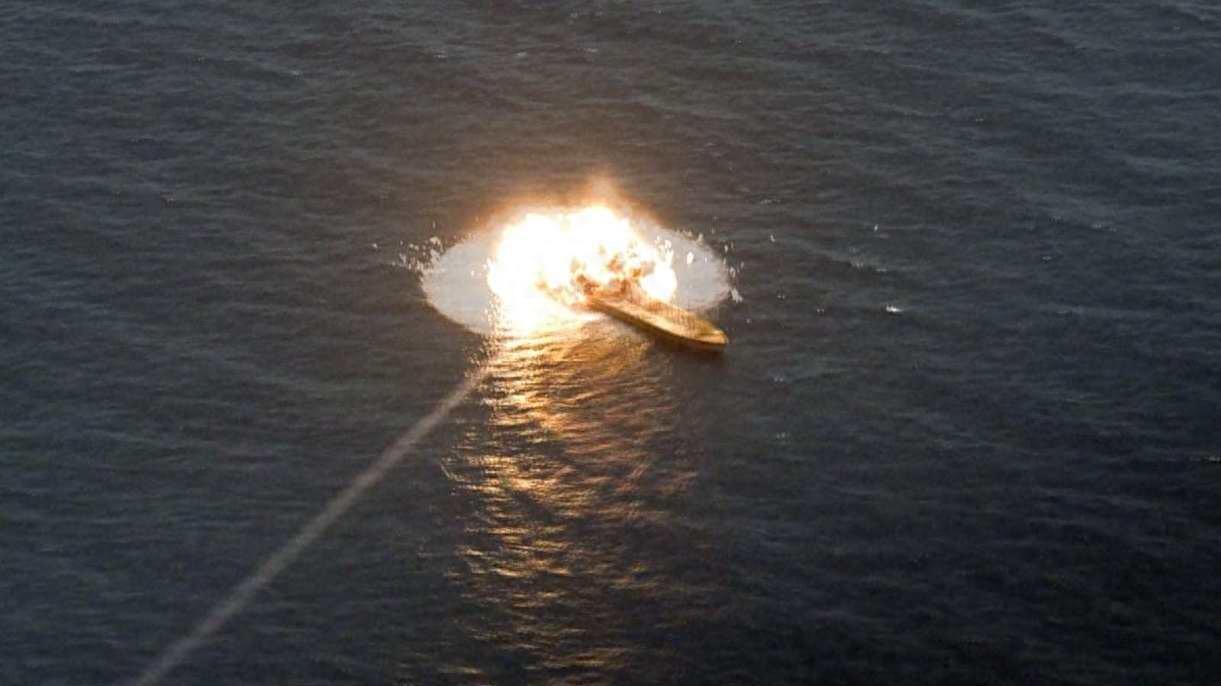 伊朗导弹跨越650公里“两发入魂”，两艘美国军舰燃起大火