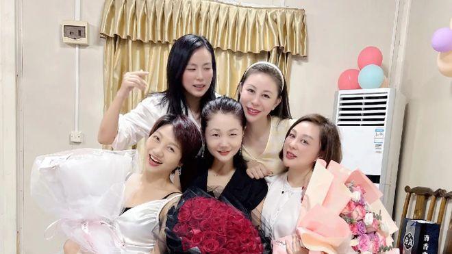 2女网红为美全身上下动100多刀，隐私处也没放过：感谢大哥送花