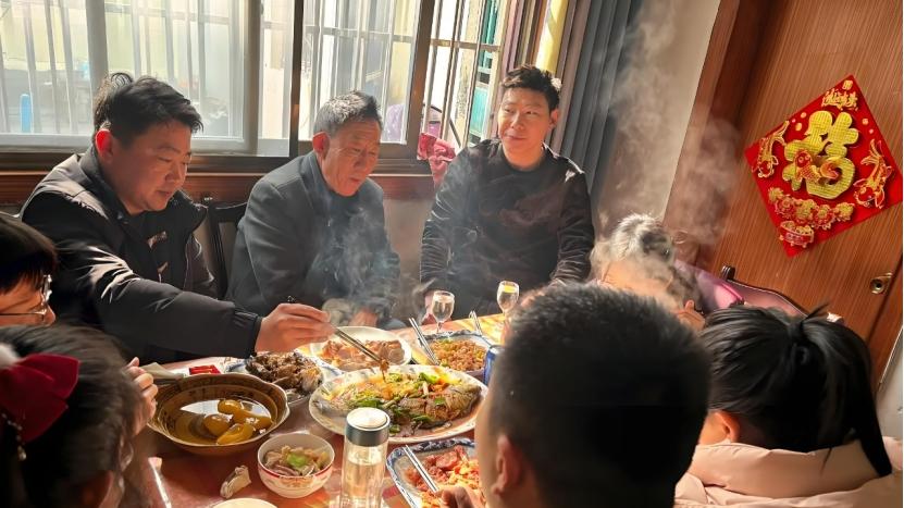 村里的两种年轻人：木讷读书人会来事的打工人，隐藏的社会性秘密