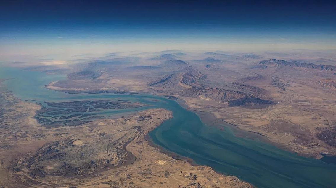 伊朗一招封锁，打中美国死穴，弹药库告急，特朗普还能打下去？