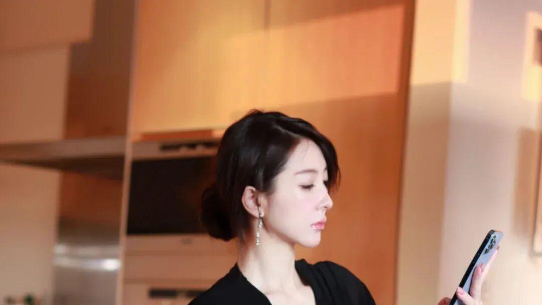 经典黑裙穿搭公式！沙漏身材本命战袍，轻熟风日常百搭不出错