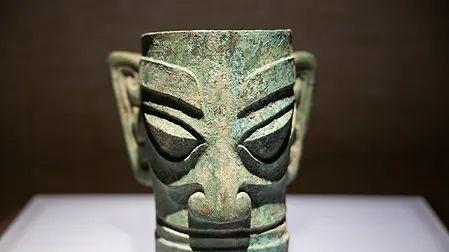 惊现罕见玉石！三星堆人面像玉石破损修复