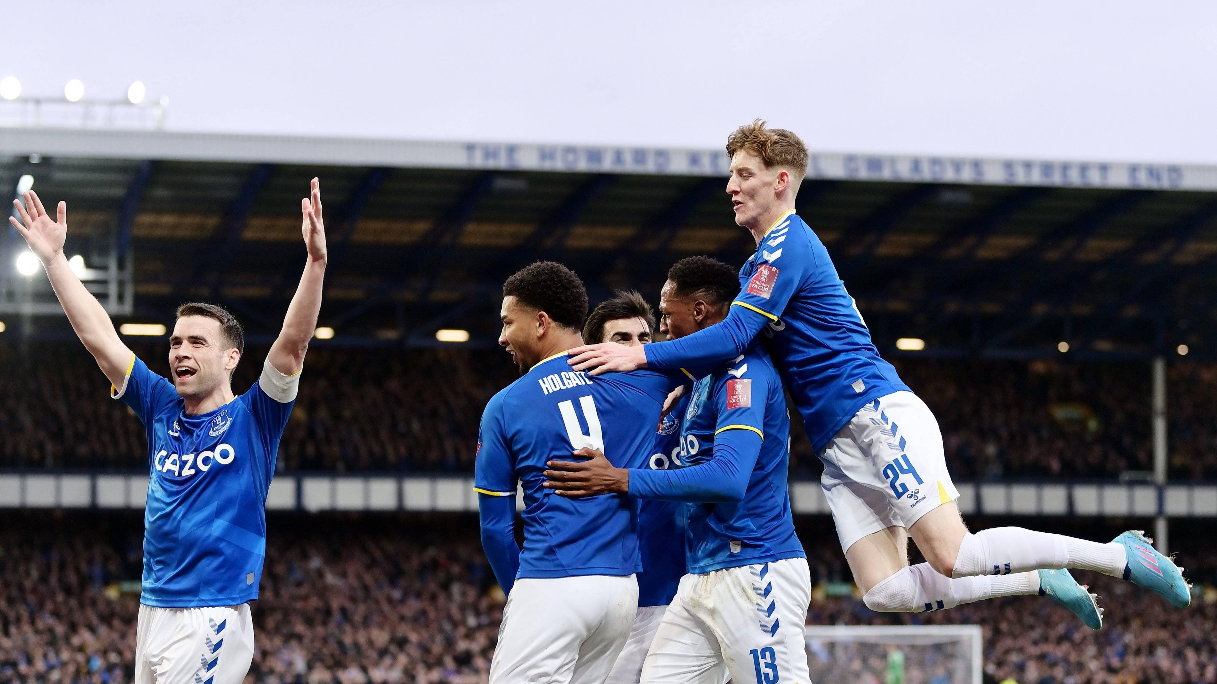 英超联赛，埃弗顿再赴圣詹姆斯公园，完整防线能否完成复仇？