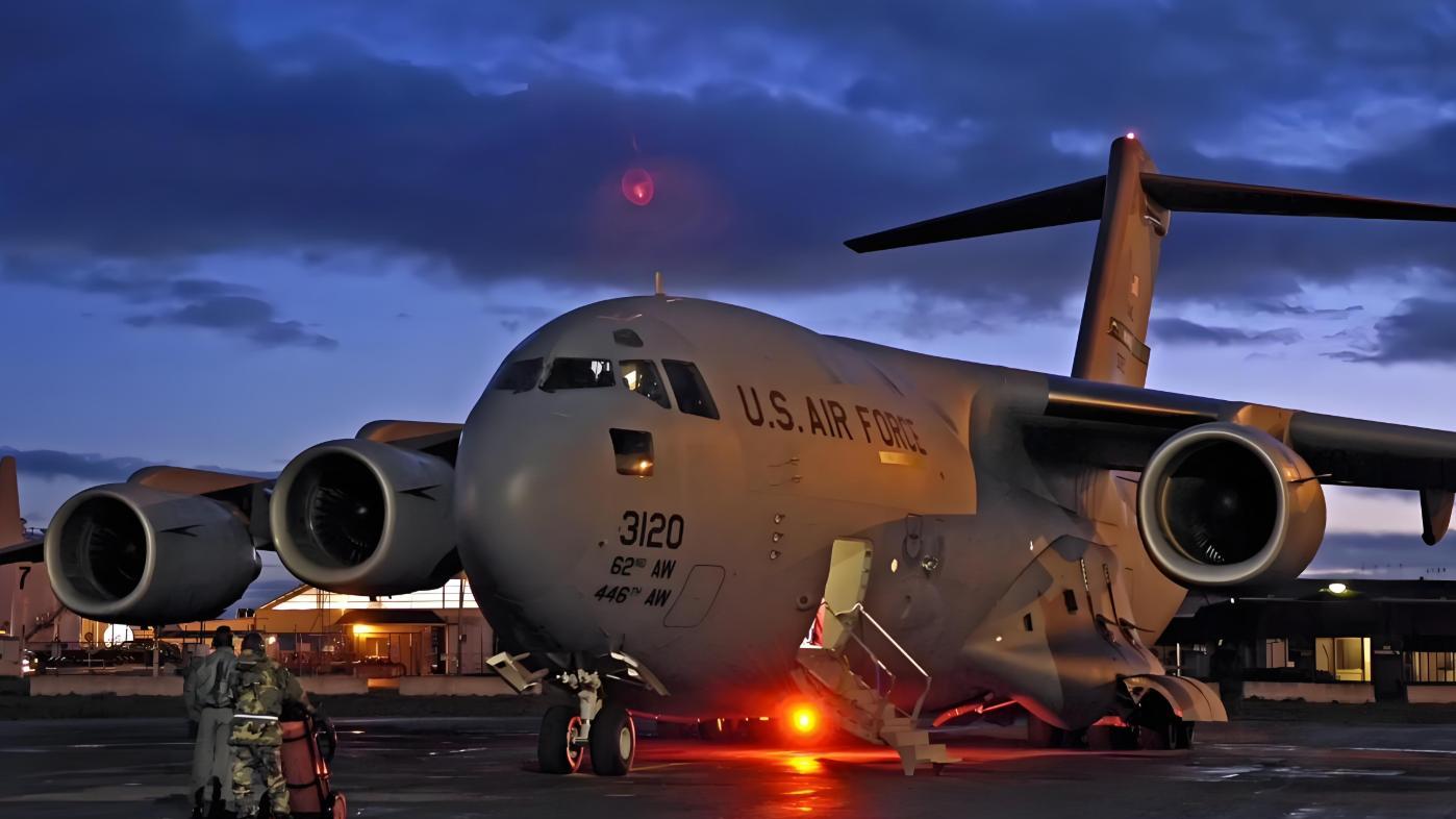 中东要变天？美军机连夜集结，白宫放话敢用致命武力，伊朗危险了