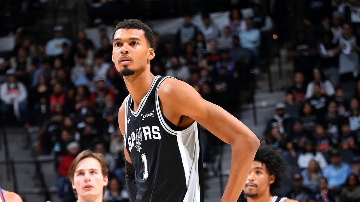 19分逆转成功复仇！文班31+13，落选秀11三分轰36分，福克斯26+7