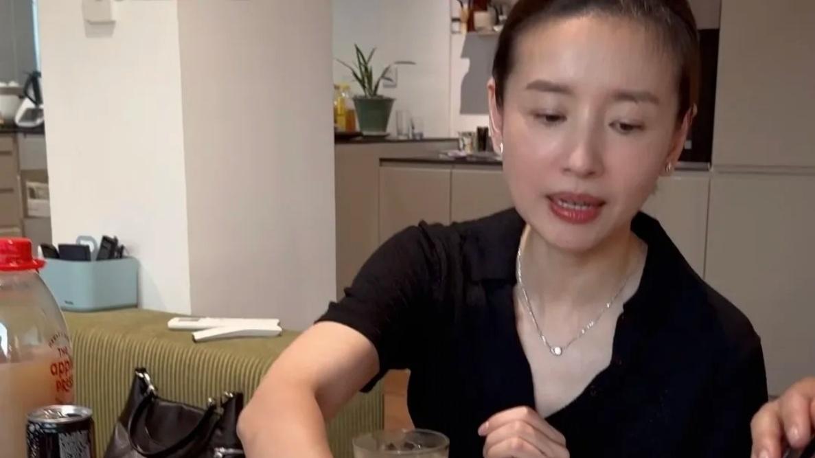 大连海风里的烟火董洁：褪去星光，她是灶台前最寻常的故乡女儿