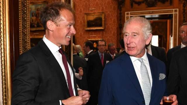 太讽刺！近日英国王查尔斯一张合影，引全球强烈声讨和抗议！