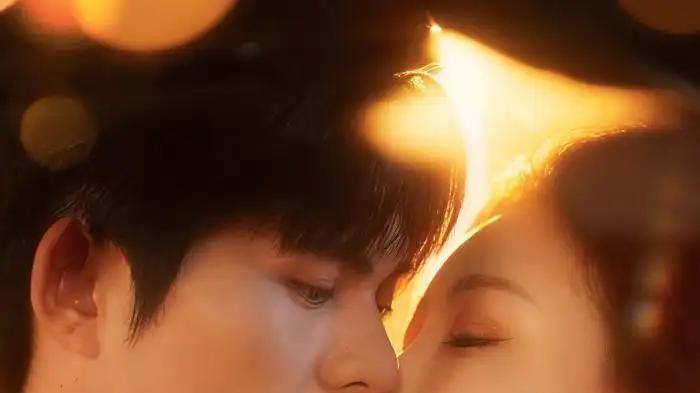 《她位高权重，偏撩我》霸总甜宠与权谋博弈交织，禁忌爱恋引爆荷尔蒙