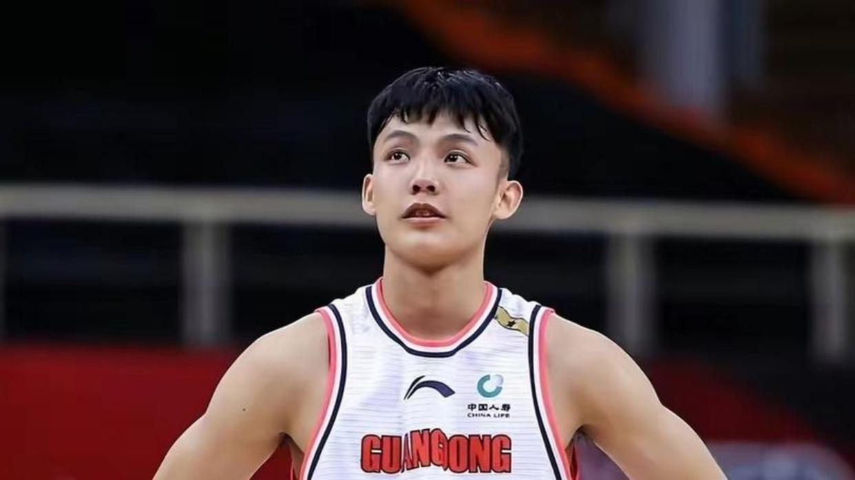 揭秘CBA全明星票王：165万票背后，徐杰如何用“4.8助失比”征服杜锋战术板？