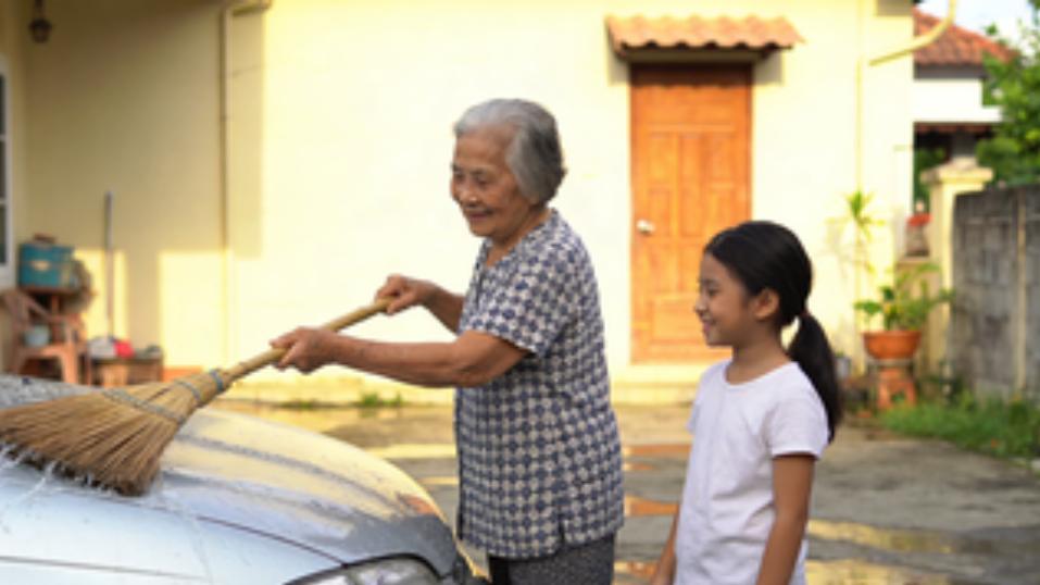 全网泪目！83岁外婆用竹扫帚给孙女“洗车”，车身刮花却无人责怪！