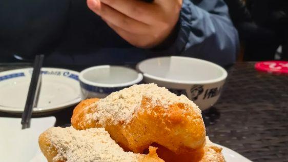 长沙糖饺子，糯团炸至金黄裹上黄豆粉，童年味道
