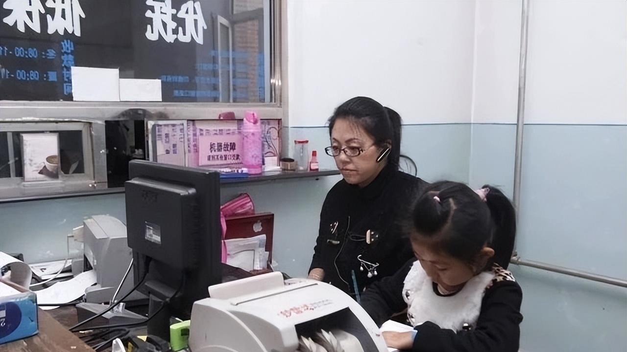 带娃上班被罚300，还要当众检讨，5年老员工愤而辞职：我不伺候了