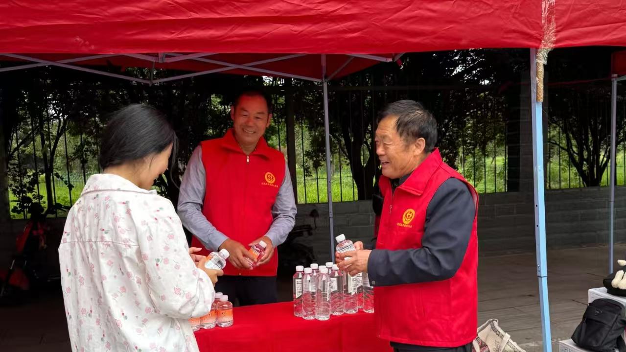 高考第一天：河南三九种业有限公司董事长唐长友亲临现场服务考生