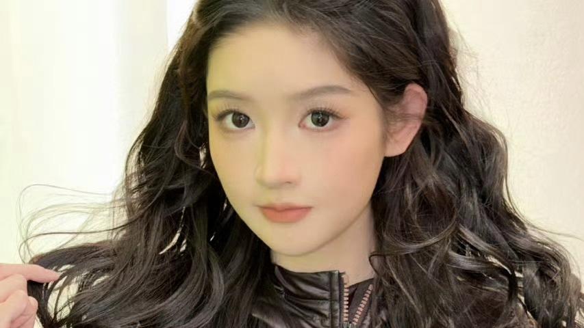 王玉雯“洋娃娃”造型引爆北京：这哪是女明星，是童话照进现实！