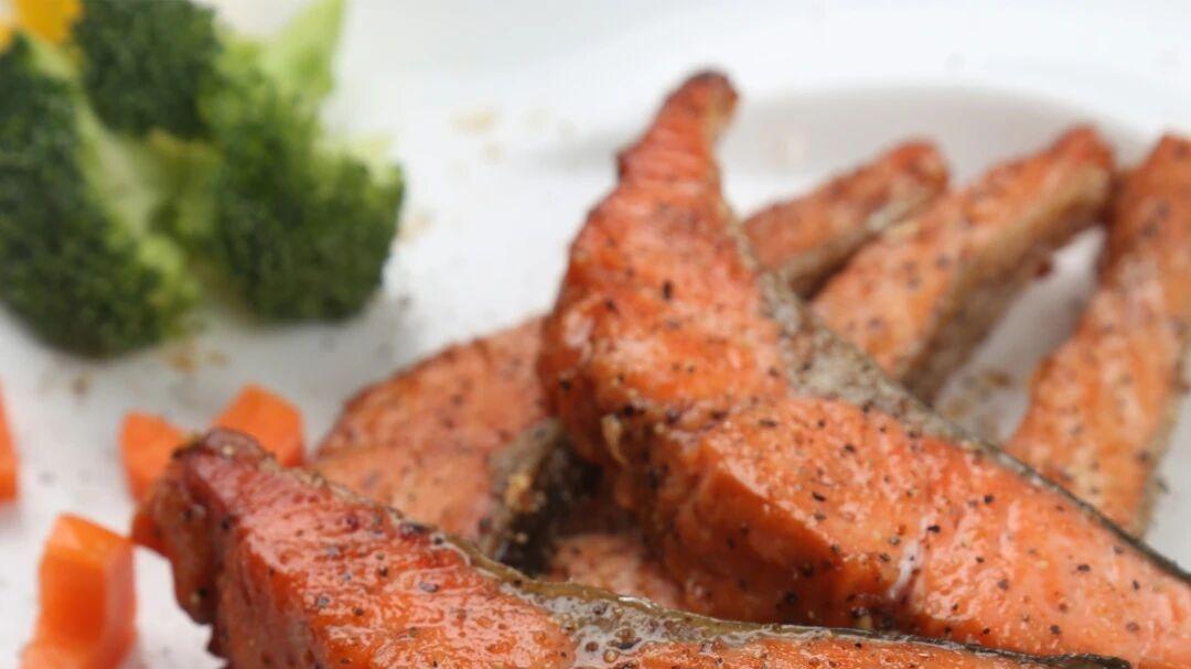 谁懂啊！下班5分钟搞定低脂晚餐，申和黑椒三文鱼香到舔盘