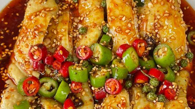 鸡肉嫩滑，汤汁红亮！这道椒麻口水鸡太费饭