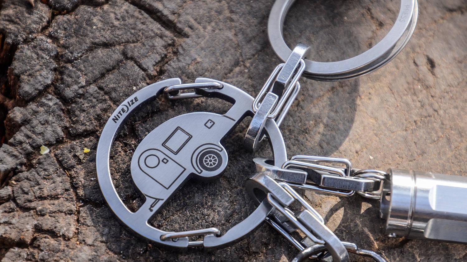 把户外生活挂在背包上：奈爱露营车钥匙扣