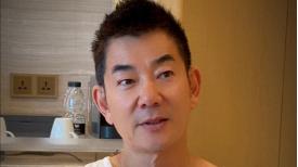 60岁任贤齐端午现身粽子街，头回包粽翻车笑翻众人，生日愿望曝光：明年还要去赛车