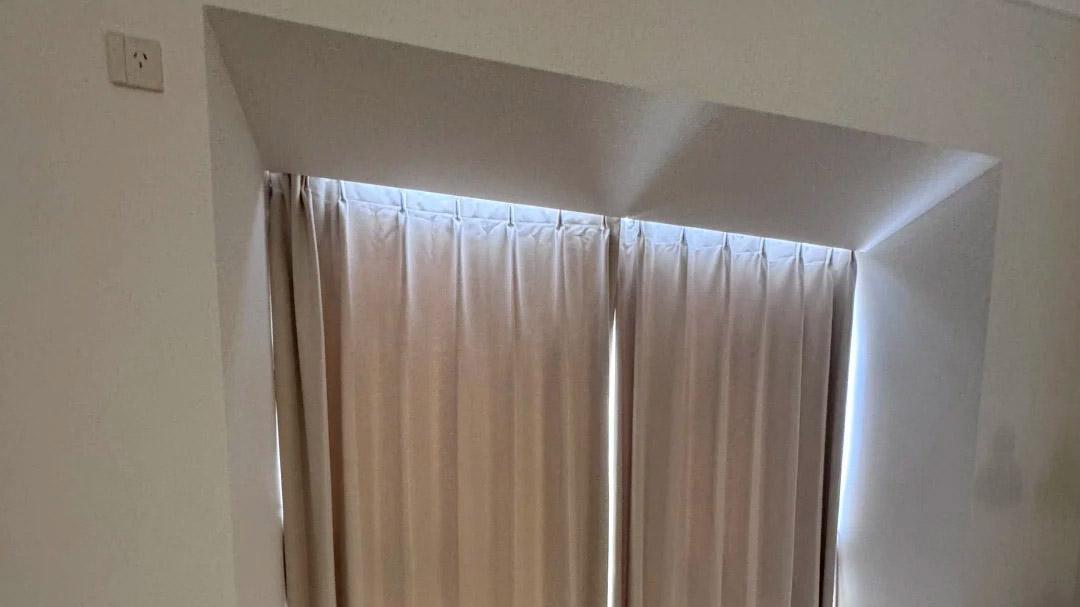 飘窗窗帘顶部遮光太难？别只怪面料，“结构漏光”才是元凶！