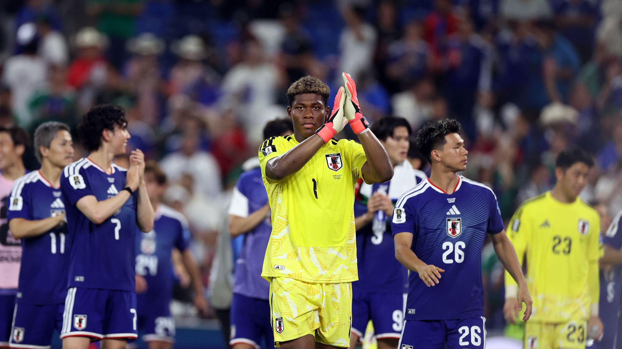本田圭佑盛赞铃木彩艳：“身体素质像怪物，脚下力量太神了”