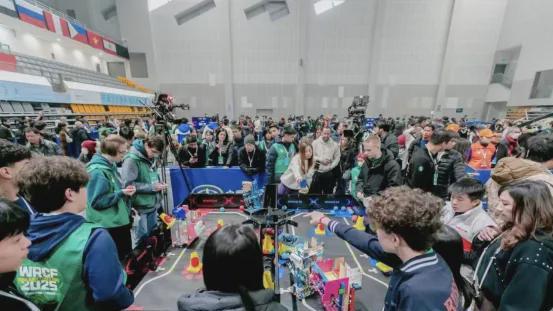 信阳市第三实验小学乐码编程社团闪耀WRC2025总决赛