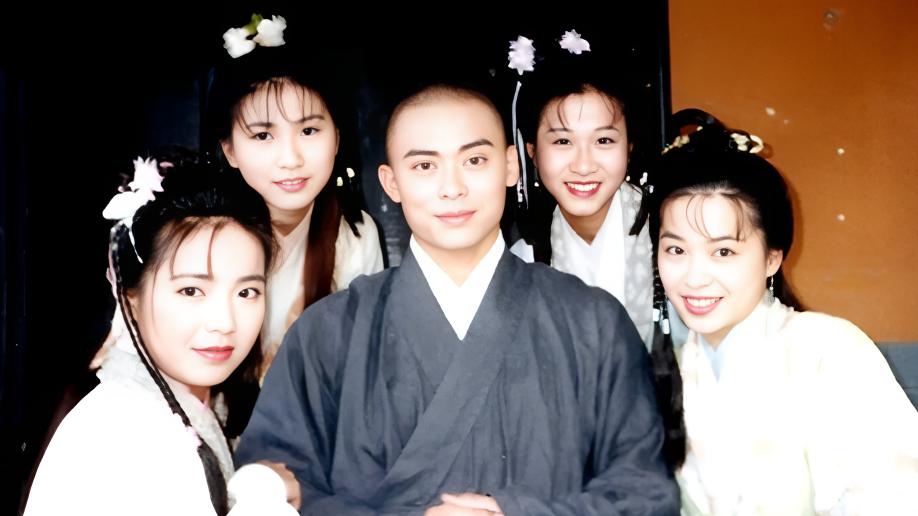 金庸给了这对姐妹最纯洁的名字，她们却爱上采花贼，甘心任人摆布