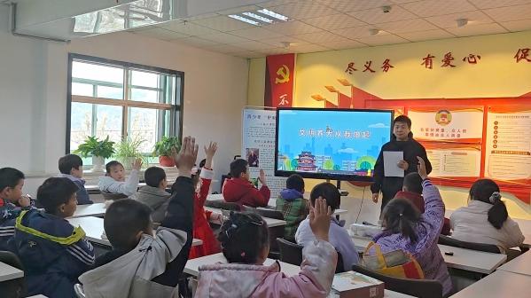 华亭市西大街社区：大手牵小手 养犬讲文明