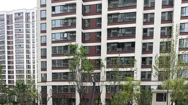 等投诉才动工整改，西五里营小区日常管护缺位受关注