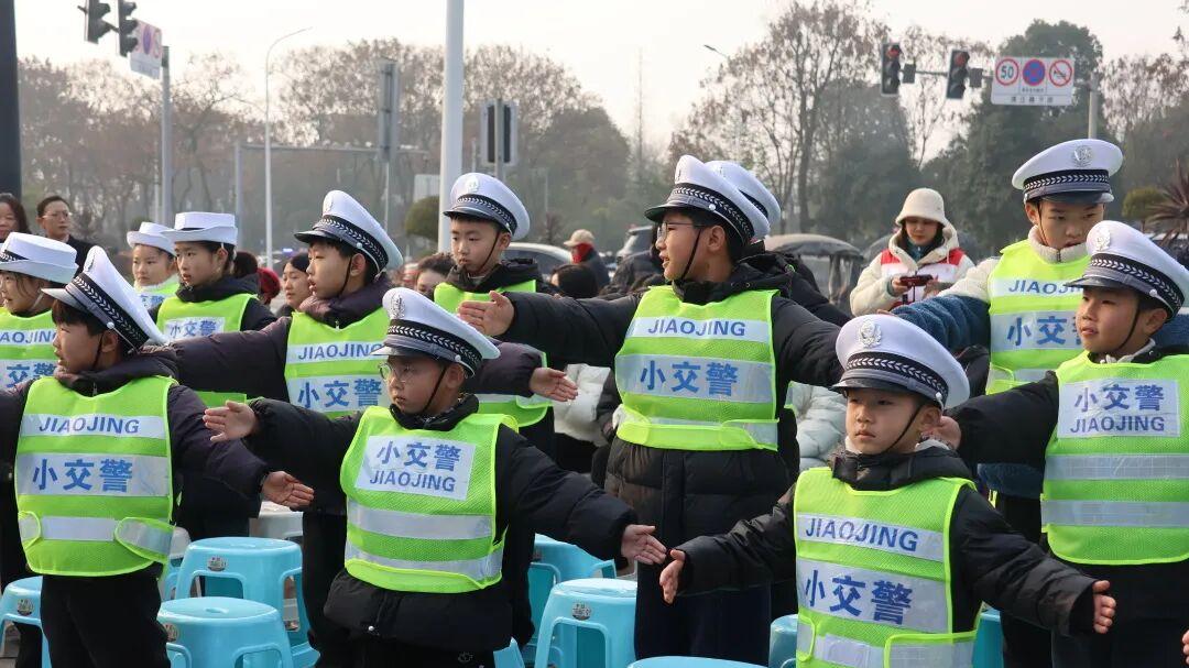 邛崃萌娃变身“小交警”！春节安全课堂超有趣～