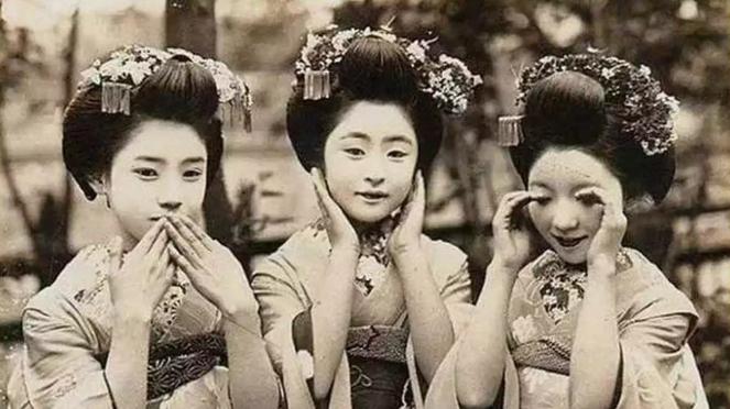 为何日军在中国打仗时，如同禽兽一样？看看他们的妻子就知道了