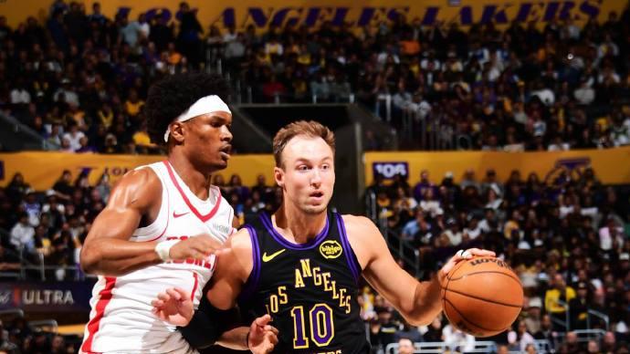 2战轰50+10+8记三分！看到他在湖人暴走，才懂勇士为何想要詹姆斯