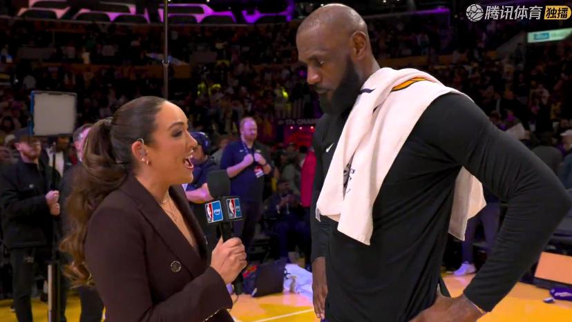 湖人大胜！詹姆斯28+10+12，布朗尼和独行侠球员拥抱致意，老詹接受采访