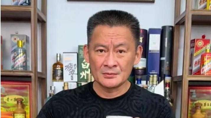 58岁景岗山近况曝光！嗜酒如命引发争议，龙凤胎儿女成为他的骄傲