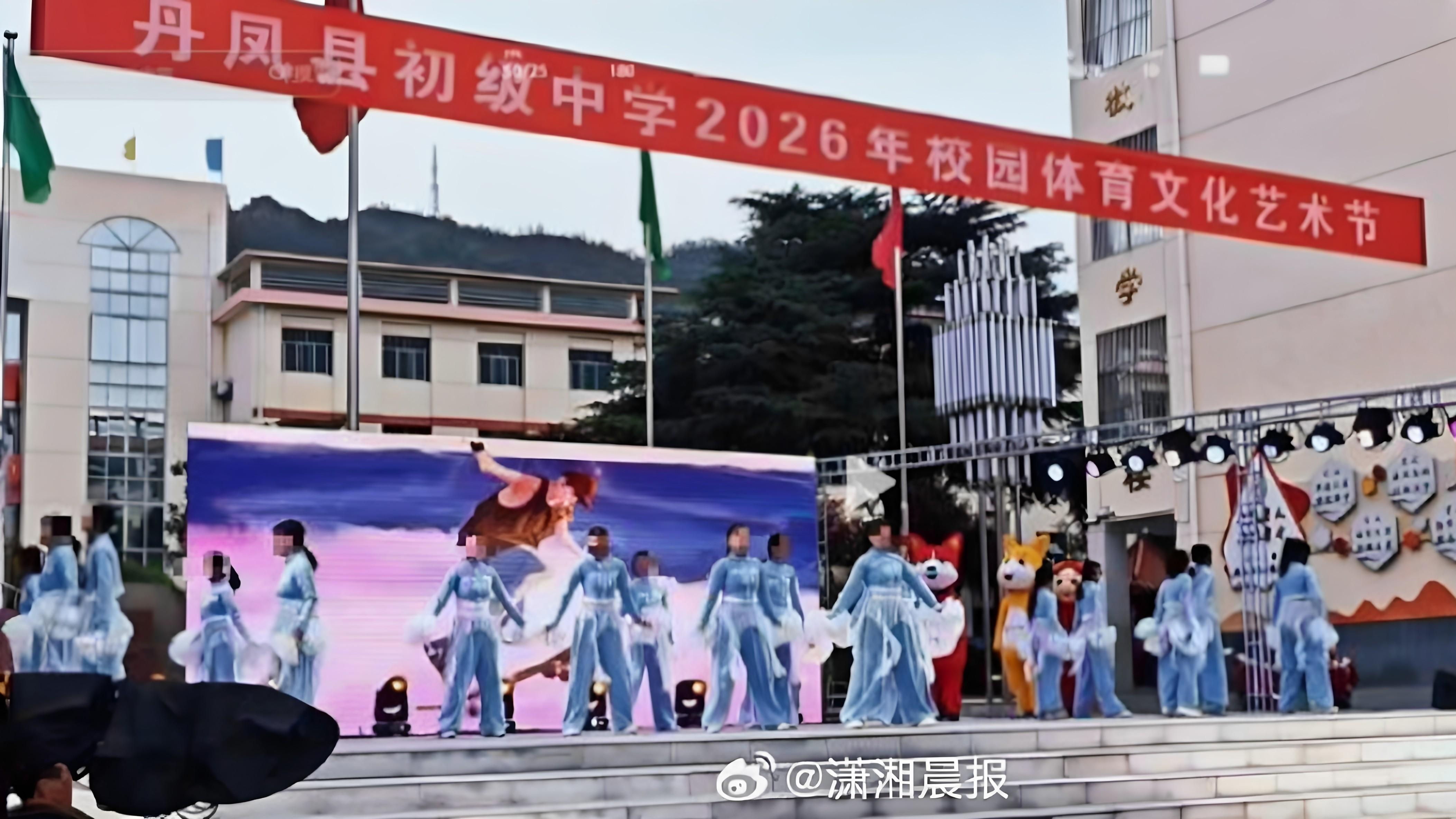 无耻至极！演出服穿完就集体退货，这群家长把无赖当本事，底线碎成渣！