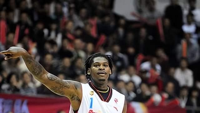 马尚质疑！广东千胜海报不该有周琦 这些功勋才配登报？