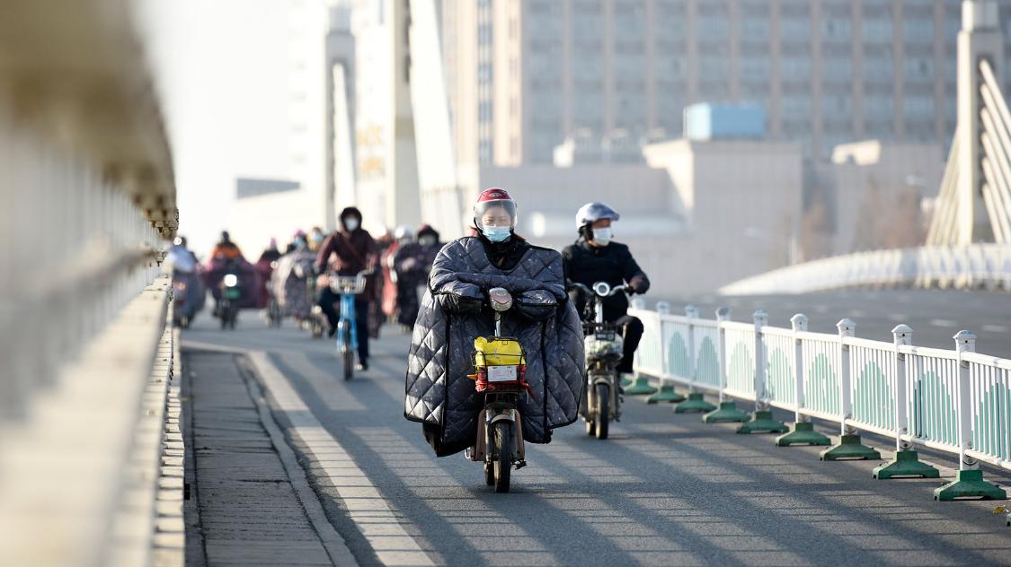 北京电动车新规，5月1日起正式执行，头盔不扣卡扣也要罚款