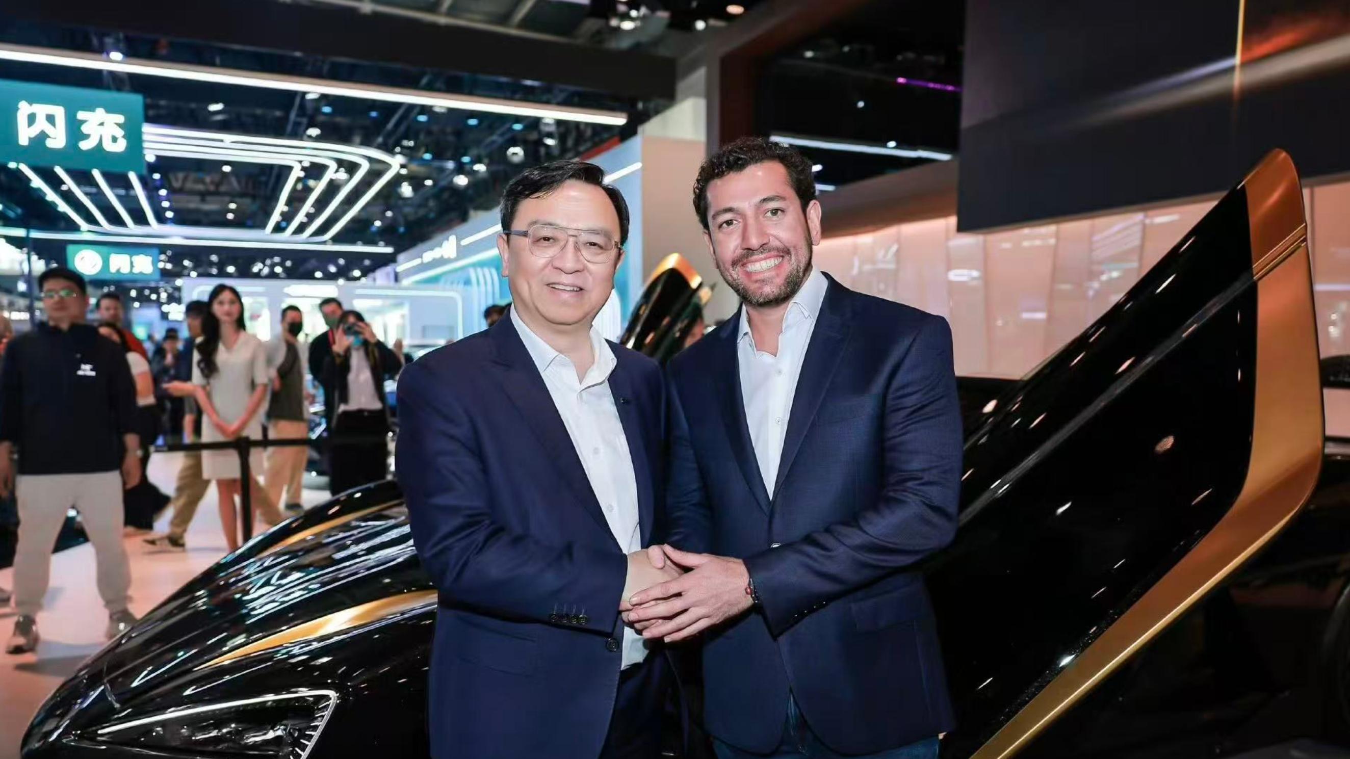 2000万的仰望U9X震撼亮相，超跑魅力吸引众多名流！