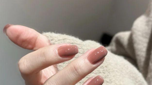 把“美拉德反应”搬上指尖：焦糖拿铁色的温柔暴击